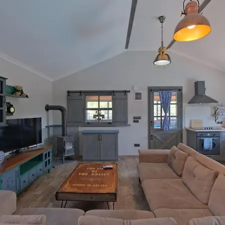 Ξενοδοχείο Luxurious And Serene Surrounded By Stunning Mountain View 4*