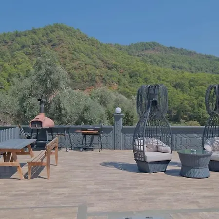 Luxurious And Serene Surrounded By Stunning Mountain View Φετιγιέ